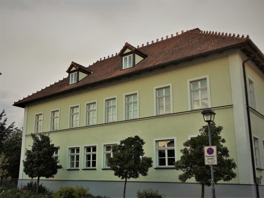 Schulhaus Sambach_1 - Grundschule Pommersfelden - Grundschule Pommersfelden